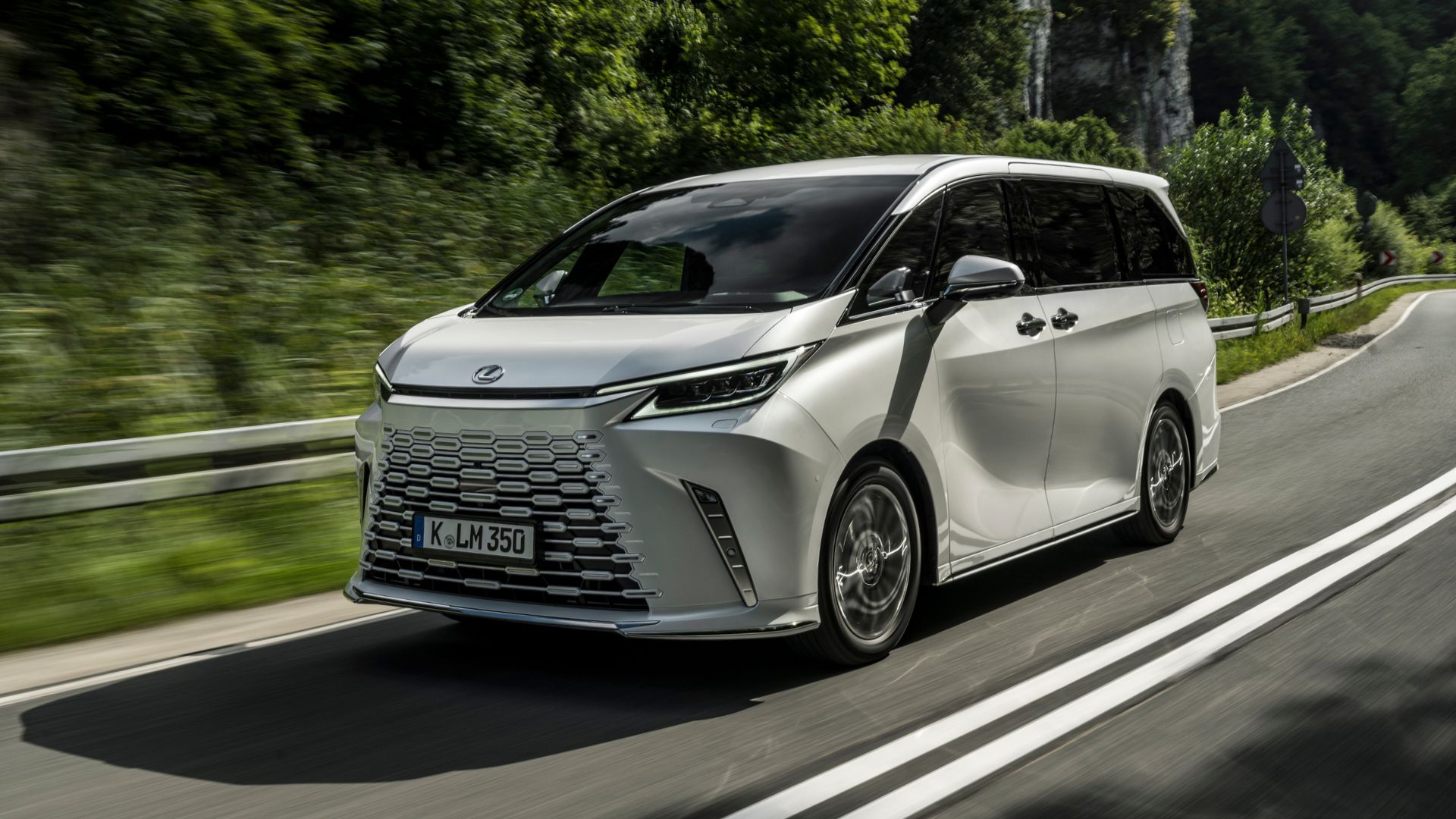 Lexus LM kör på landsväg