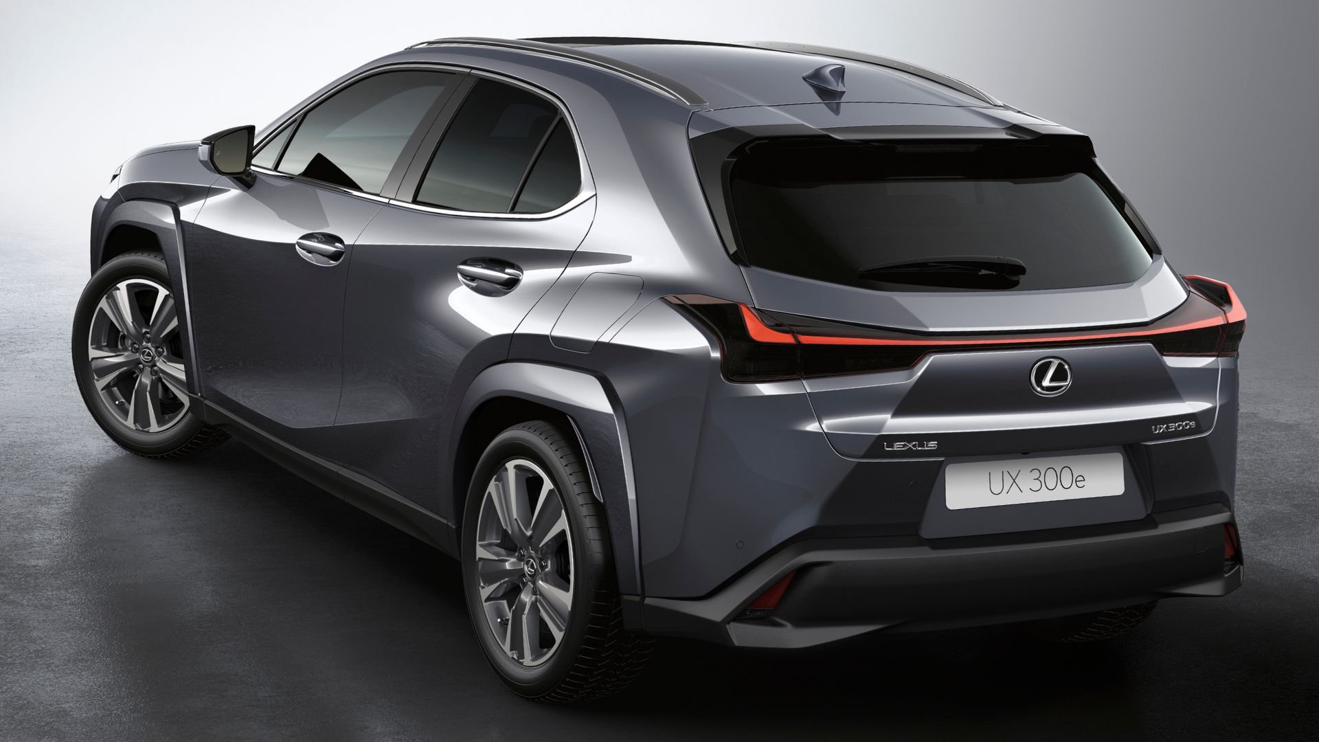 Lexus UX 300e sedd bakifrån i studiobild