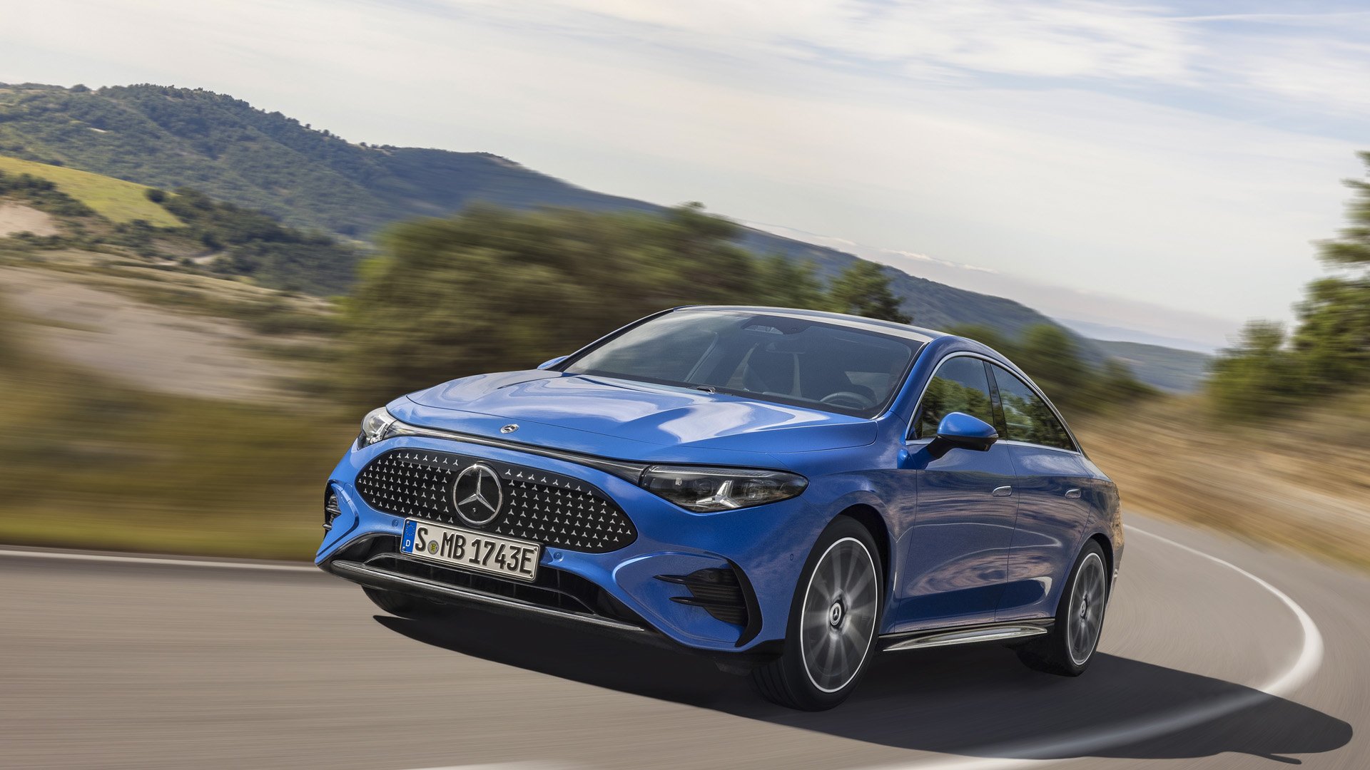 Mercedes-Benz CLA på bergsväg framifrån