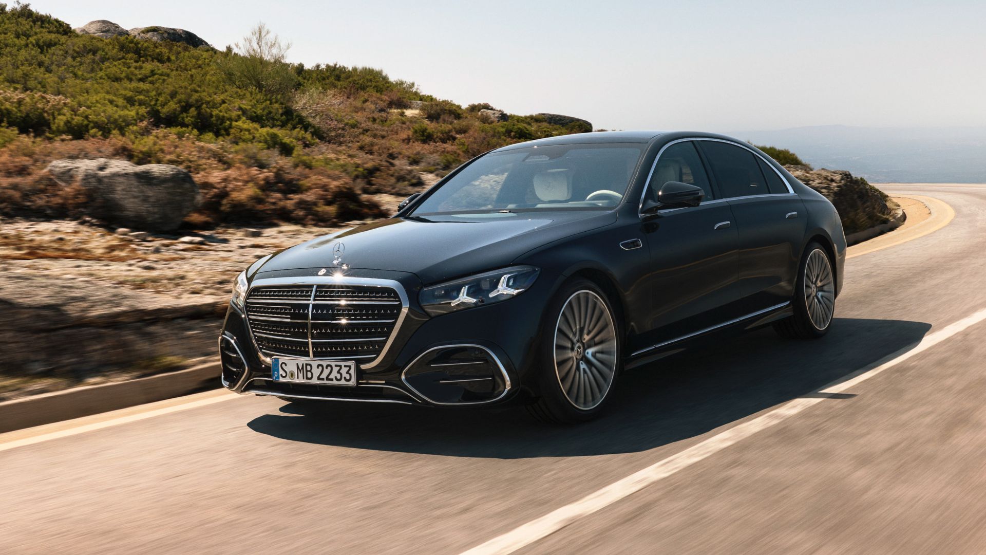 Mercedes S-klass 2026 kör på landsväg med uppdaterad frontdesign