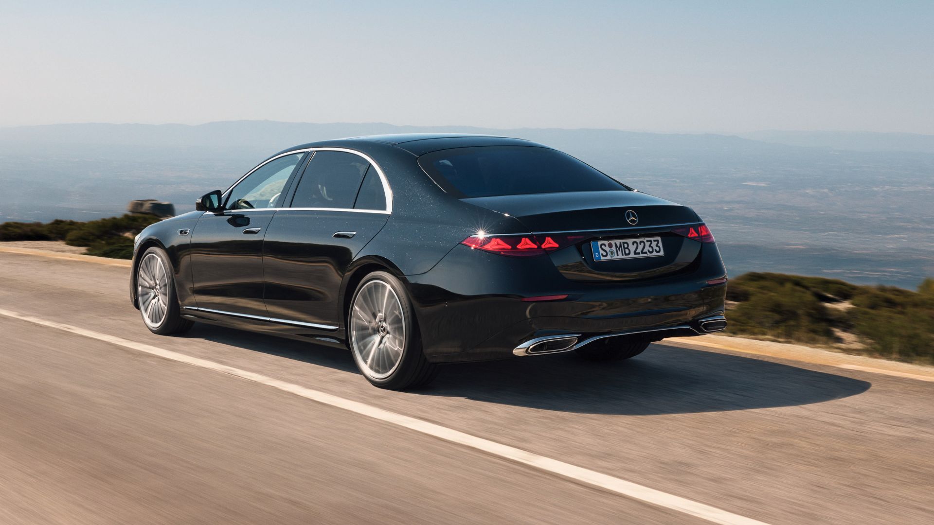 Mercedes S-klass 2026 sedd bakifrån under körning