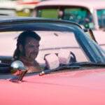 Man med polisonger i en amerikanare