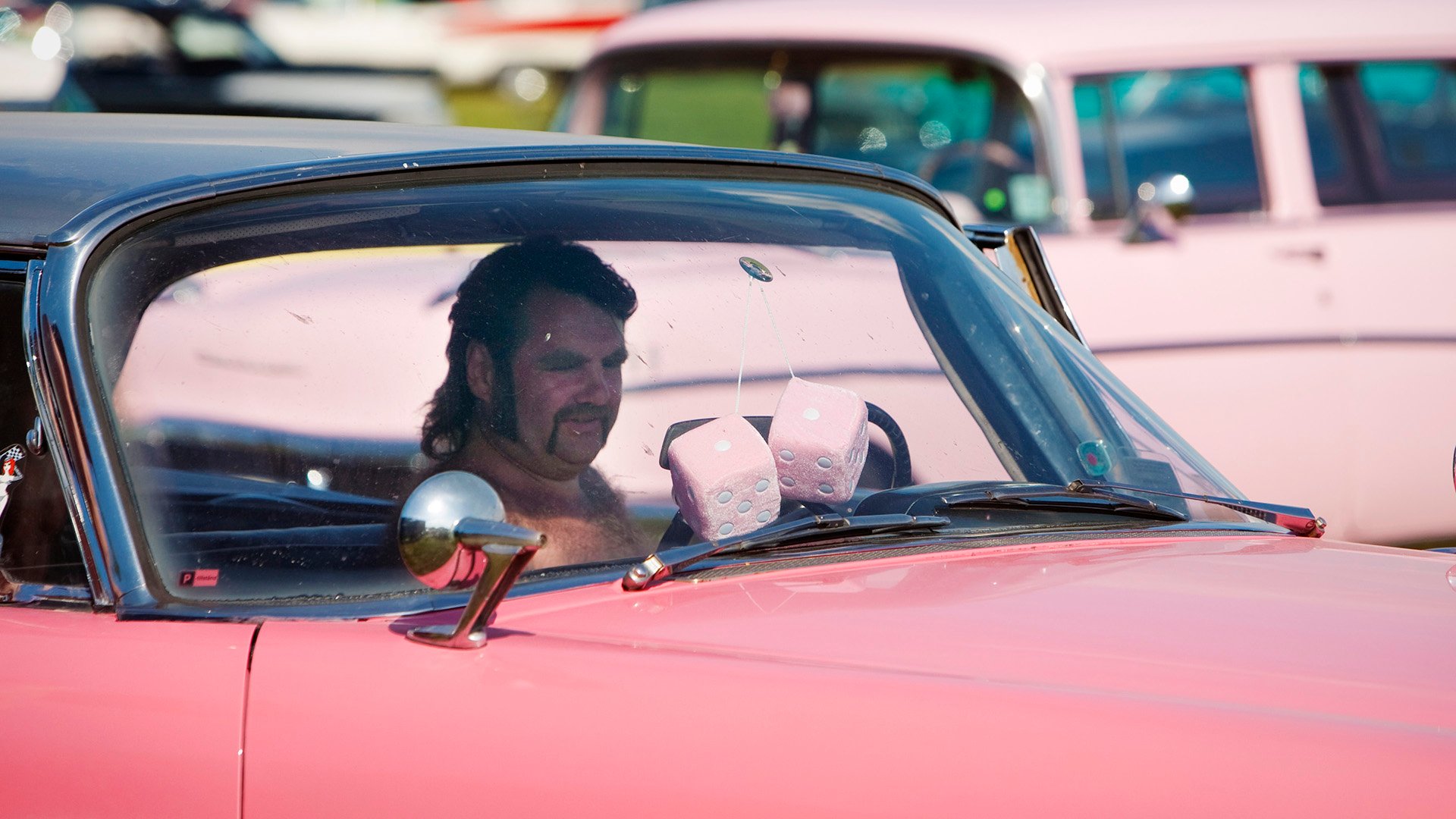 Man med polisonger i en amerikanare