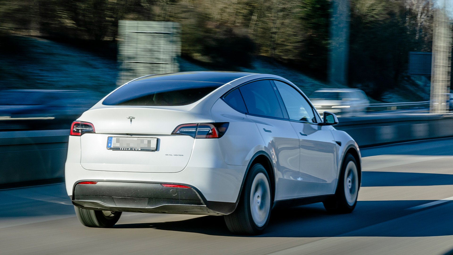 Vit Tesla Model Y på motorväg