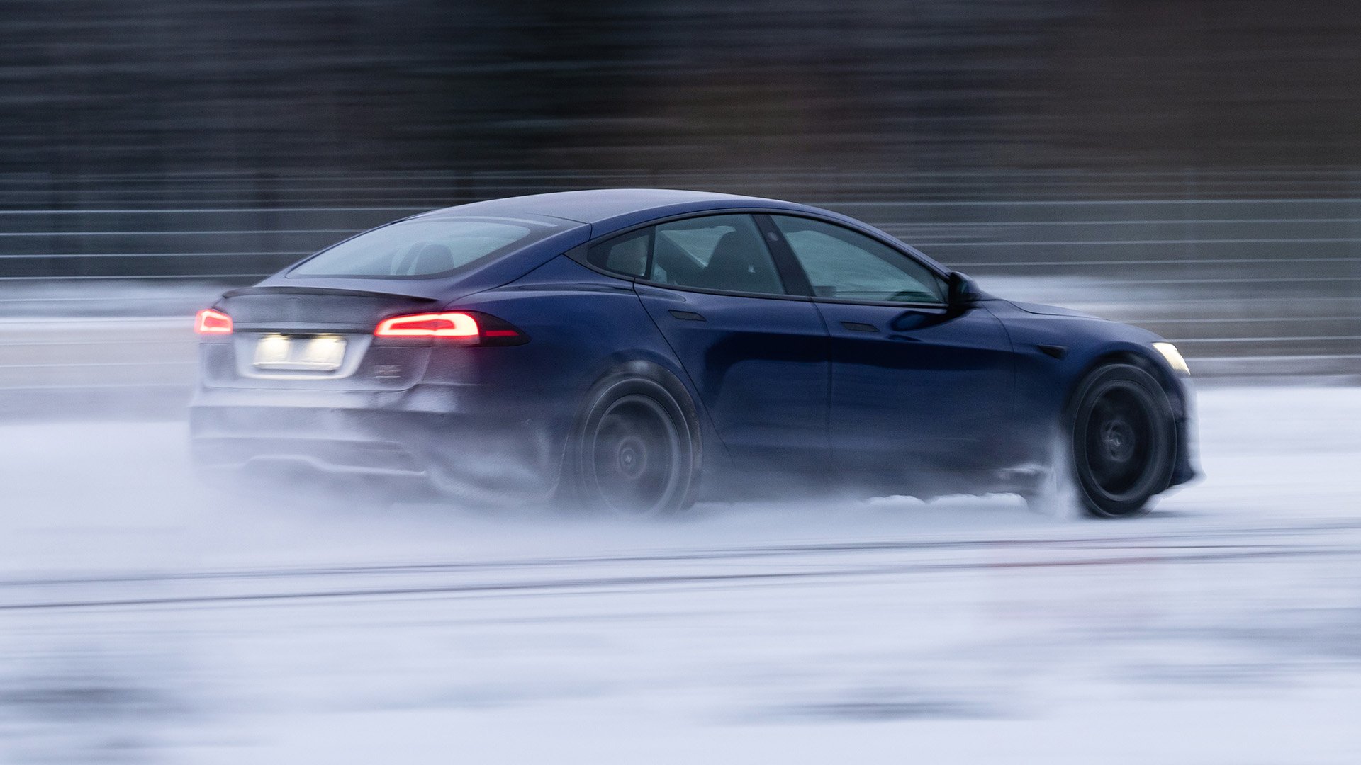 Tesla Model S Plaid på vinterväg