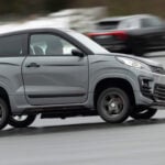 Mopedbil kränger i kurva