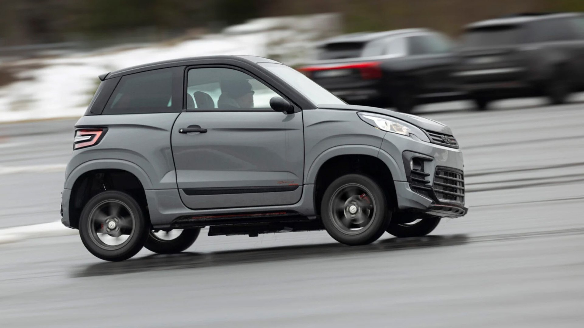 Mopedbil kränger i kurva