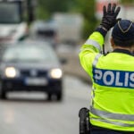 Polisman stoppar bil