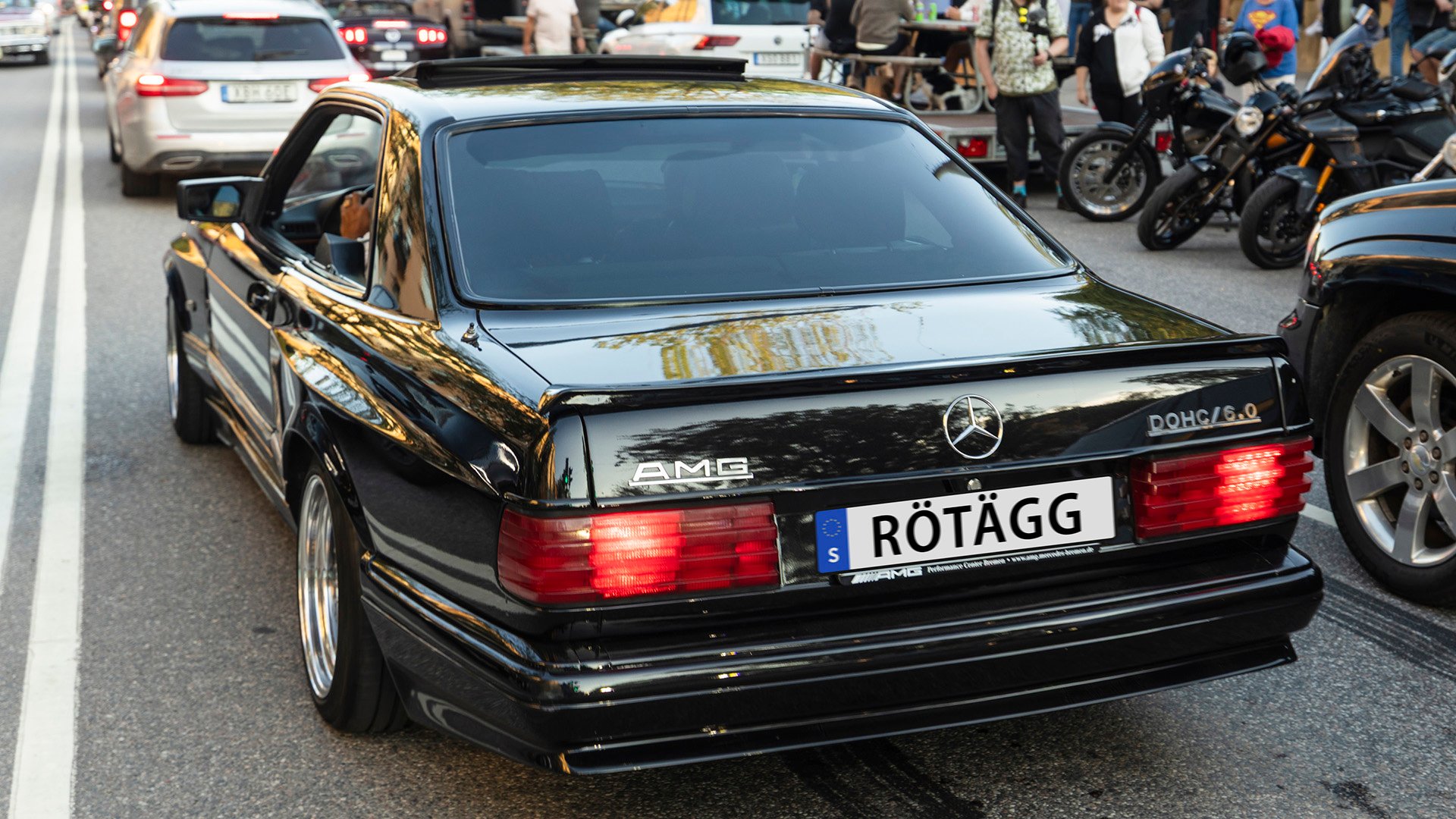 AMG-merca med regskylt RÖTÄGG