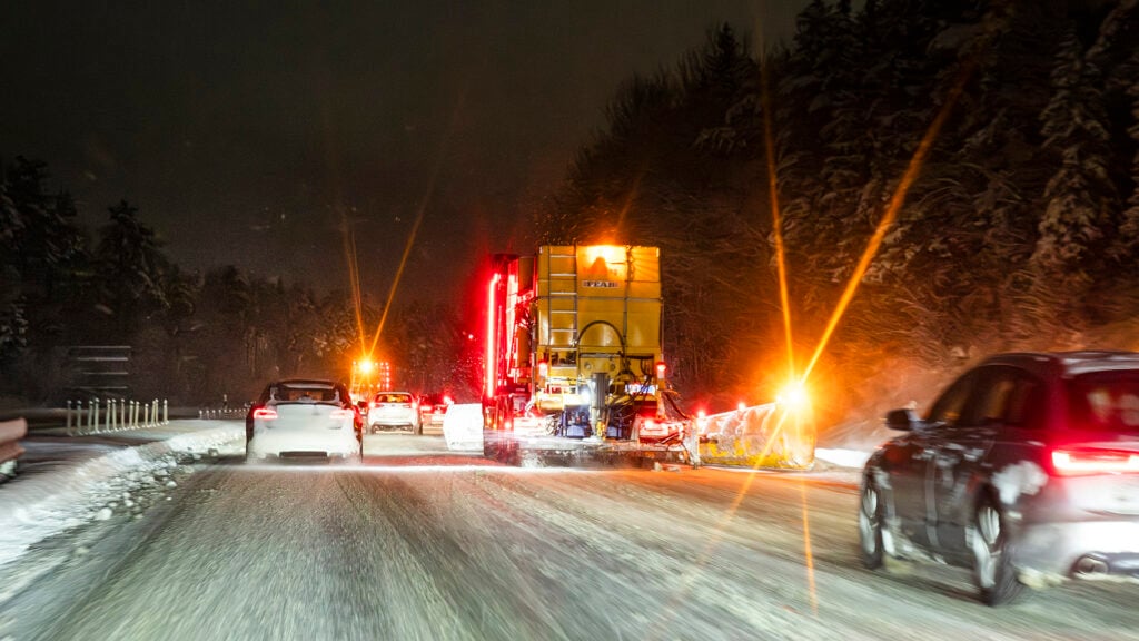 Motorväg som plogas