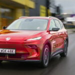 Röd MG S5 snett framifrån i trafik.