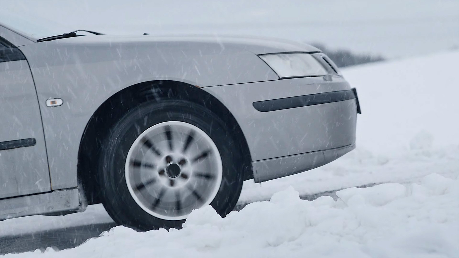 Saab med spinnande framhjul.