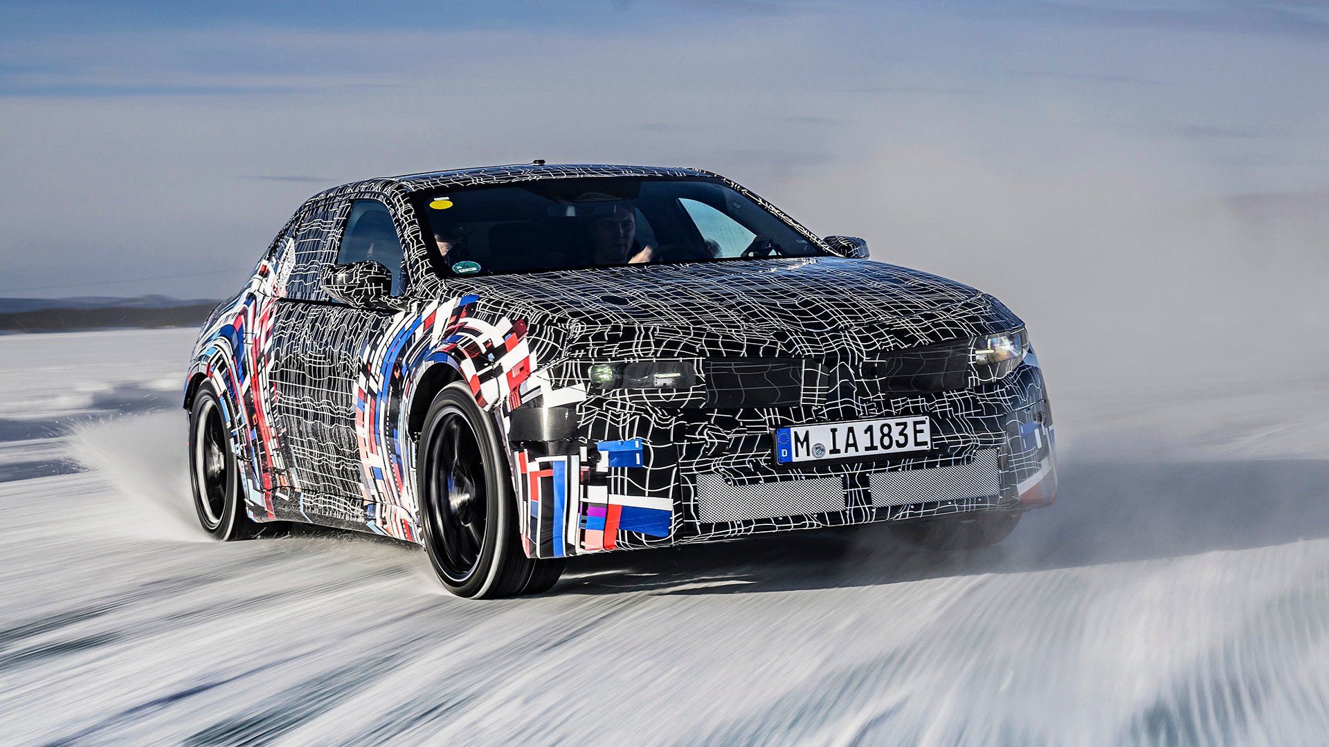 BMW M3 electric sladdar på snö