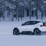 Vit Polestar 3 i snölandskap snett bakifrån.