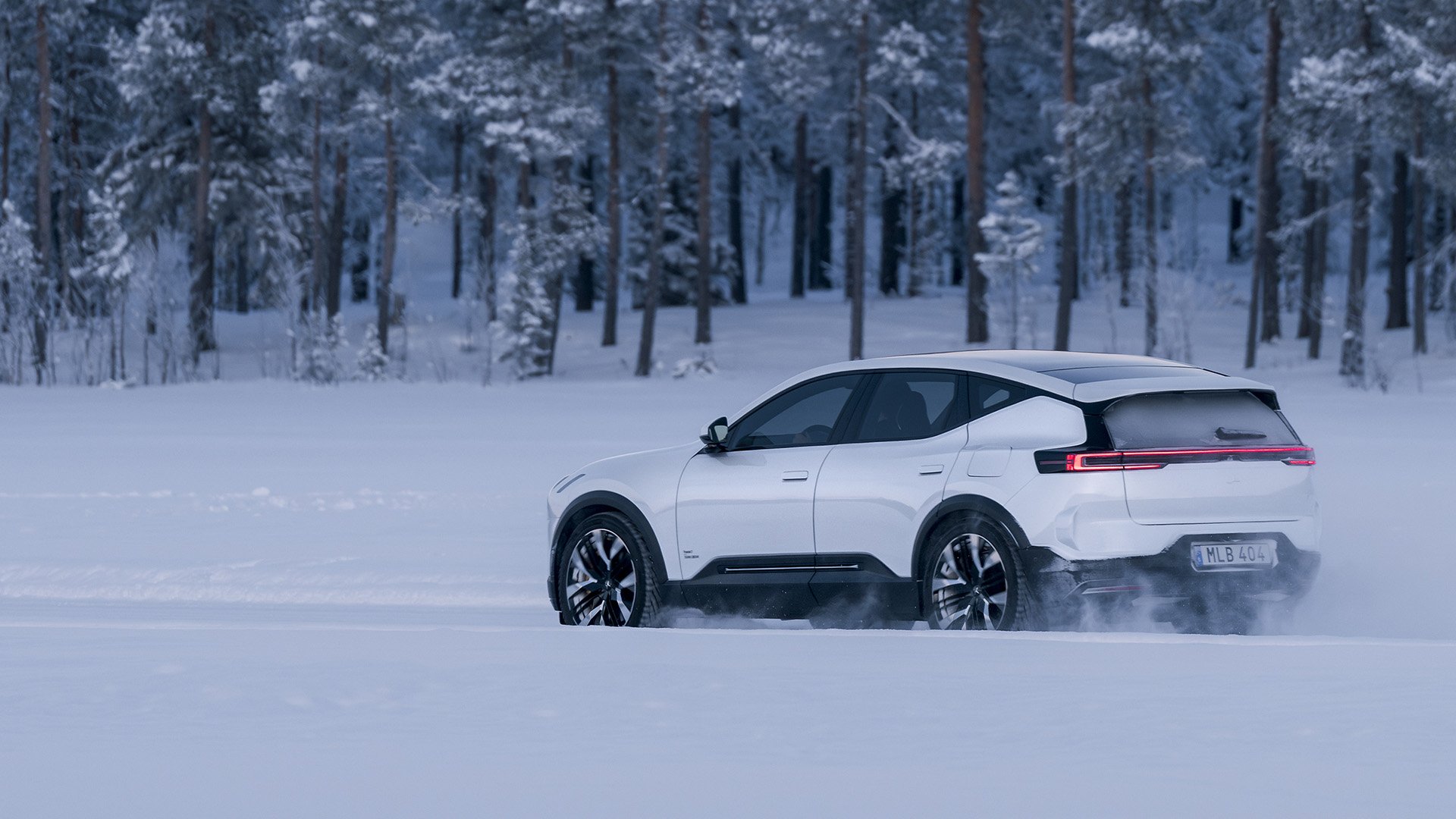 Vit Polestar 3 i snölandskap snett bakifrån.