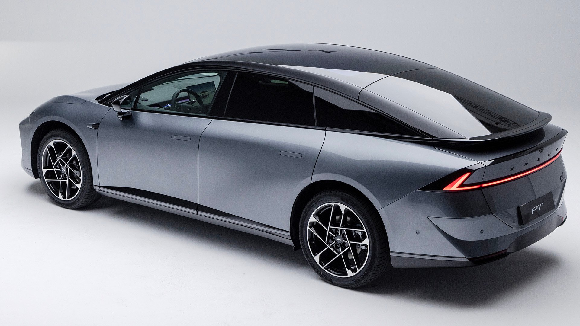 Xpeng P7+ snett bakifrån