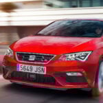 Röd Seat León på stadsväg.