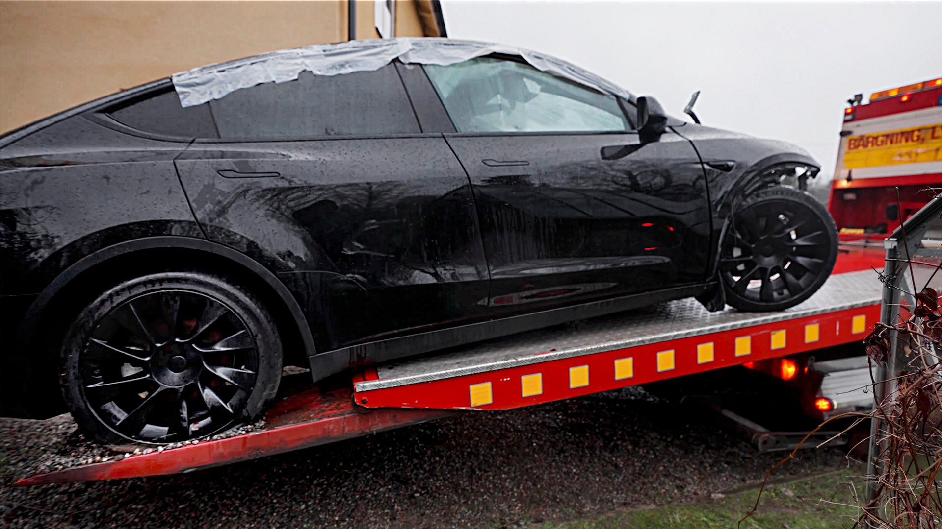Krockskadad Tesla Model Y på bärgningsbil.