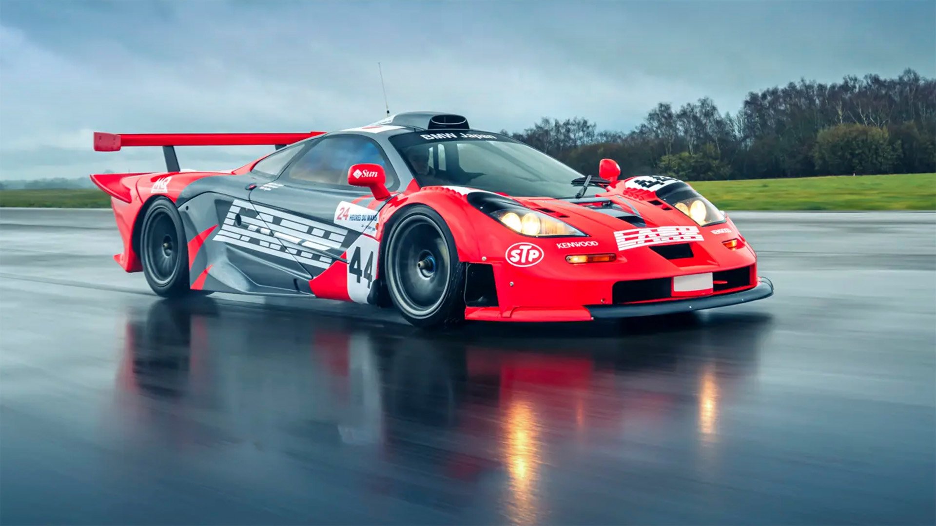 McLaren F1 GTR på våt motorbana.