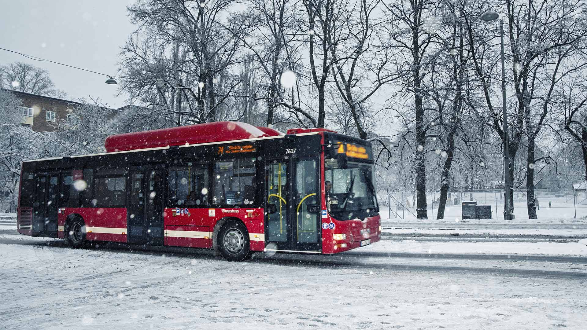 Röd SL-buss i snö.