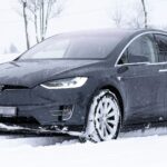 Tesla Model X körd i vinterförhållanden på snötäckt väg i Sverige