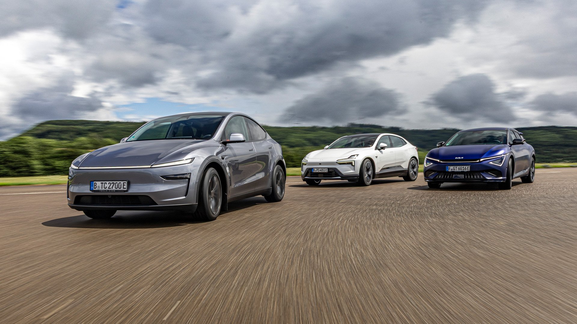 Tesla Model Y, Polestar 4 och Kia EV6 på testbana.
