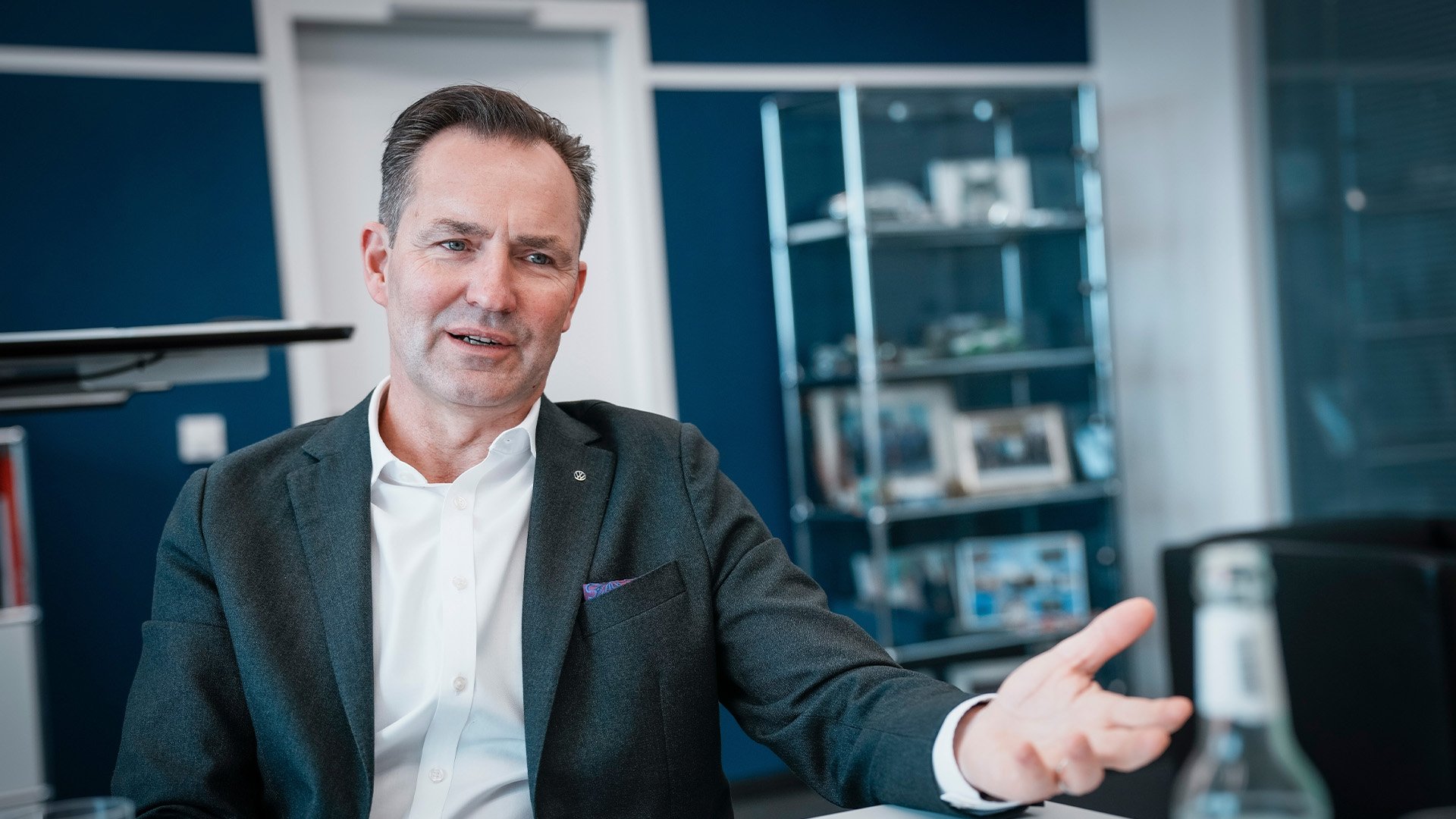 Volkswagens vd Thomas Schäfer gestikulerar i en intervju.