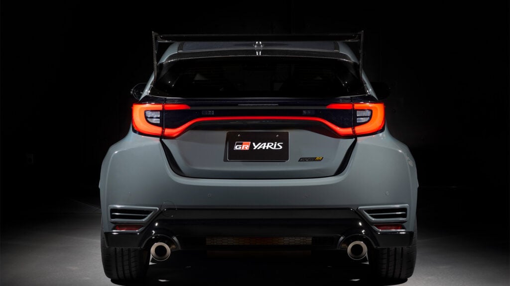 Toyota GR Yaris Morizo RR bakifrån i studio.