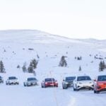 Elbilar kör på vinterväg i världens största räckviddstest i extrem kyla