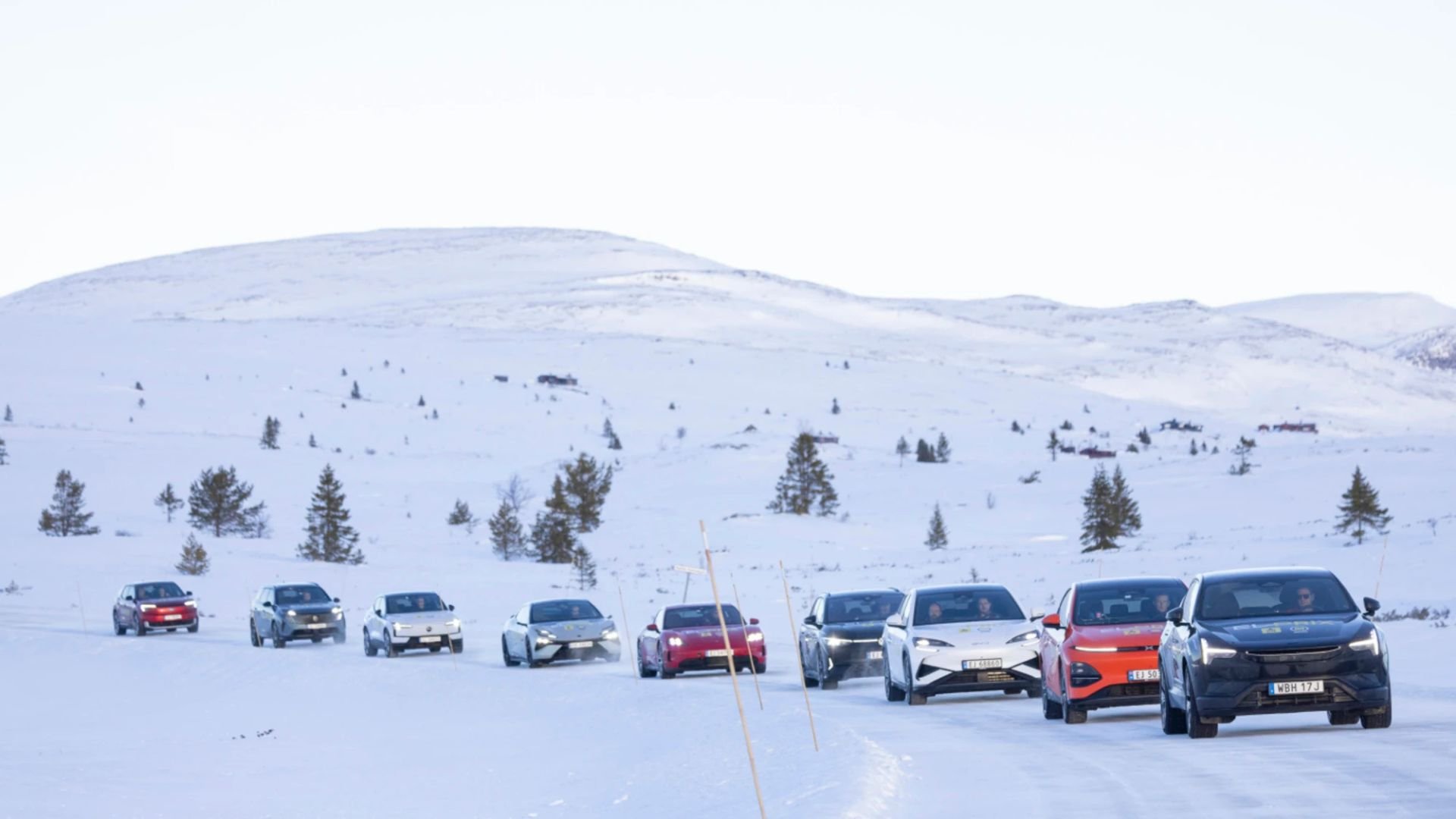 Elbilar kör på vinterväg i världens största räckviddstest i extrem kyla