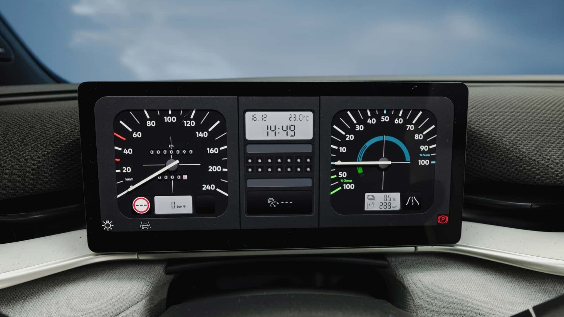 Digital förardisplay i Volkswagen ID. Polo med retroinspirerad design