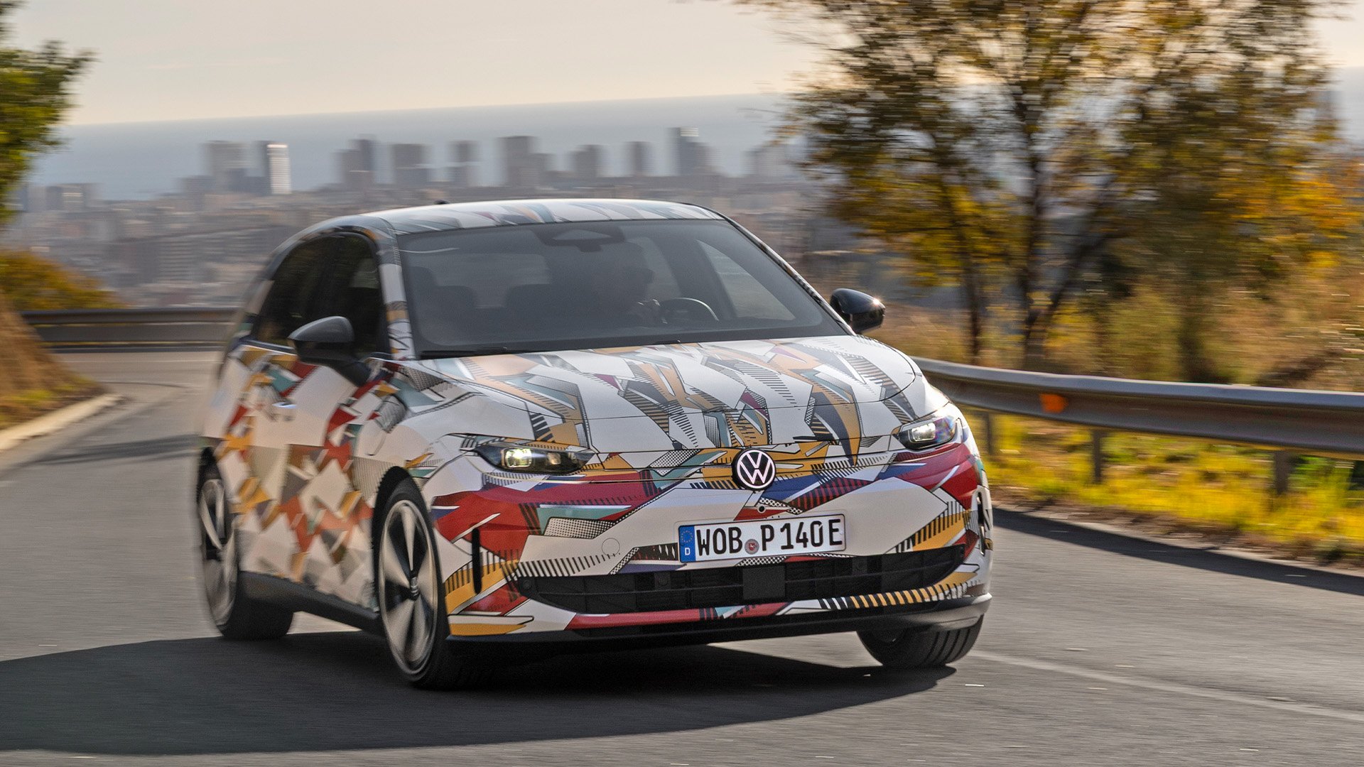 Volkswagen ID.Polo snett framifrån på landsväg.