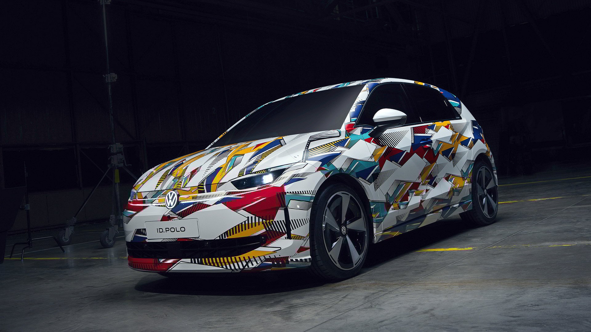Volkswagen ID.Polo snett framifrån i studiomiljö.
