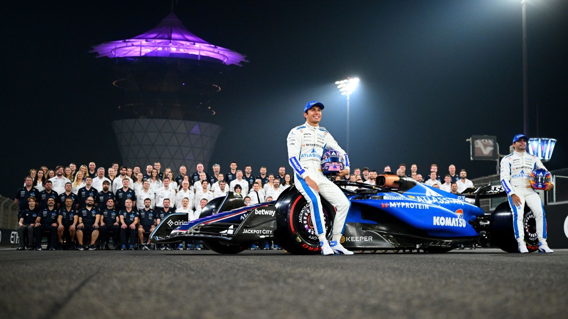 Williams F1-team med förare och 2026-bil vid en teamfotografering