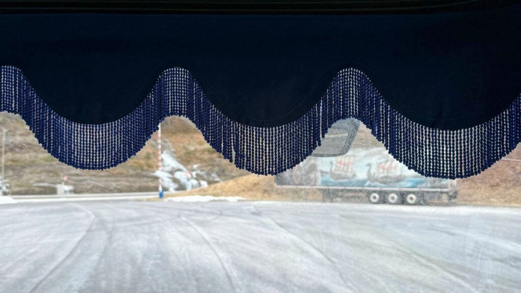 Olaglig gardin i lastbilshytt