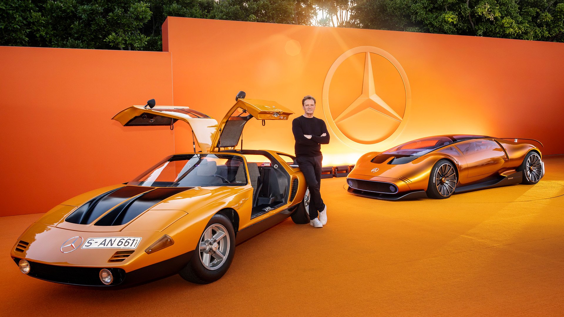 Markus Schäfer med konceptbilen Mercedes-Benz Vision One-Eleven och dess inspirationskälla från 70-talet. Foto: Mercedes-Benz