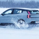 Volvo EX30 i snö på sjöis
