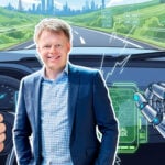 Tecknad bild på en bilinredning och en framtidsstad framför. Anders Parment är inklippt på bilden.