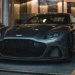 Aston Martin DBS Superleggera parkerad utanför en lyxbilsåterförsäljare