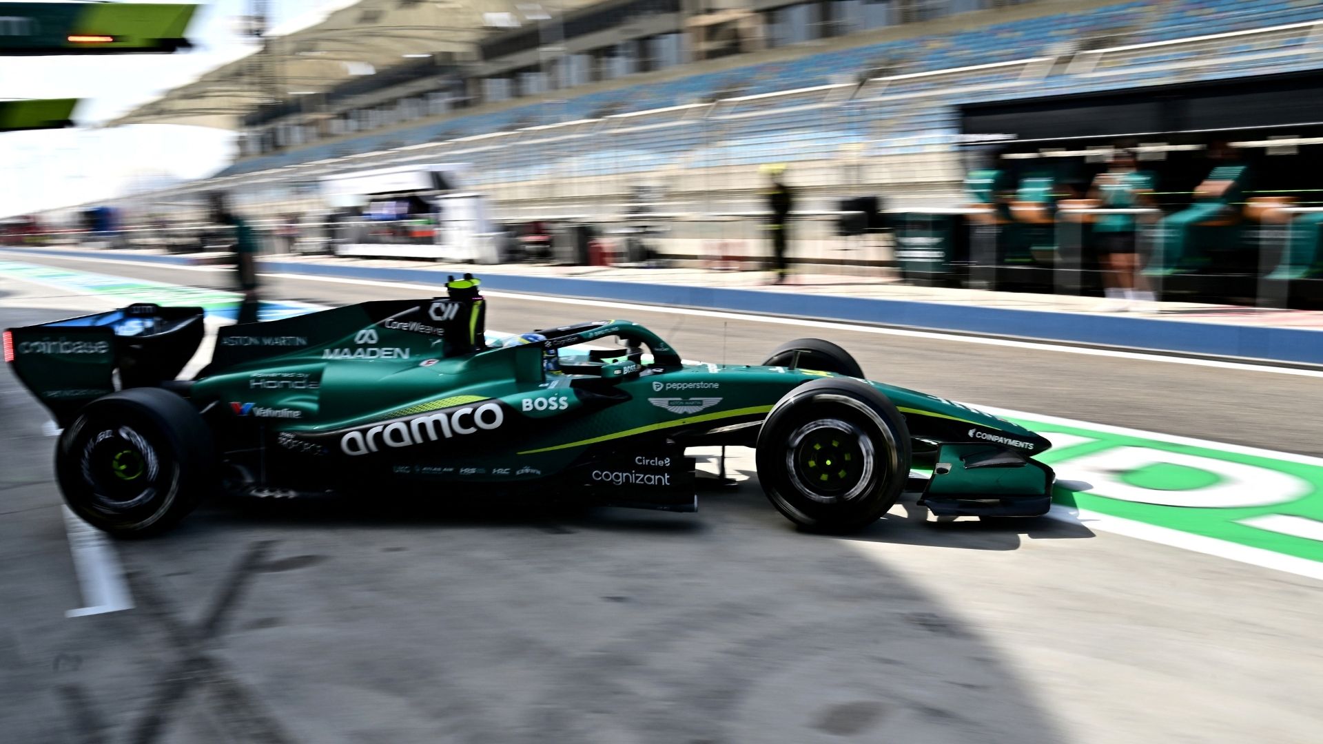 Aston Martin-bil under Formel 1-testerna i Bahrain inför säsongen 2026