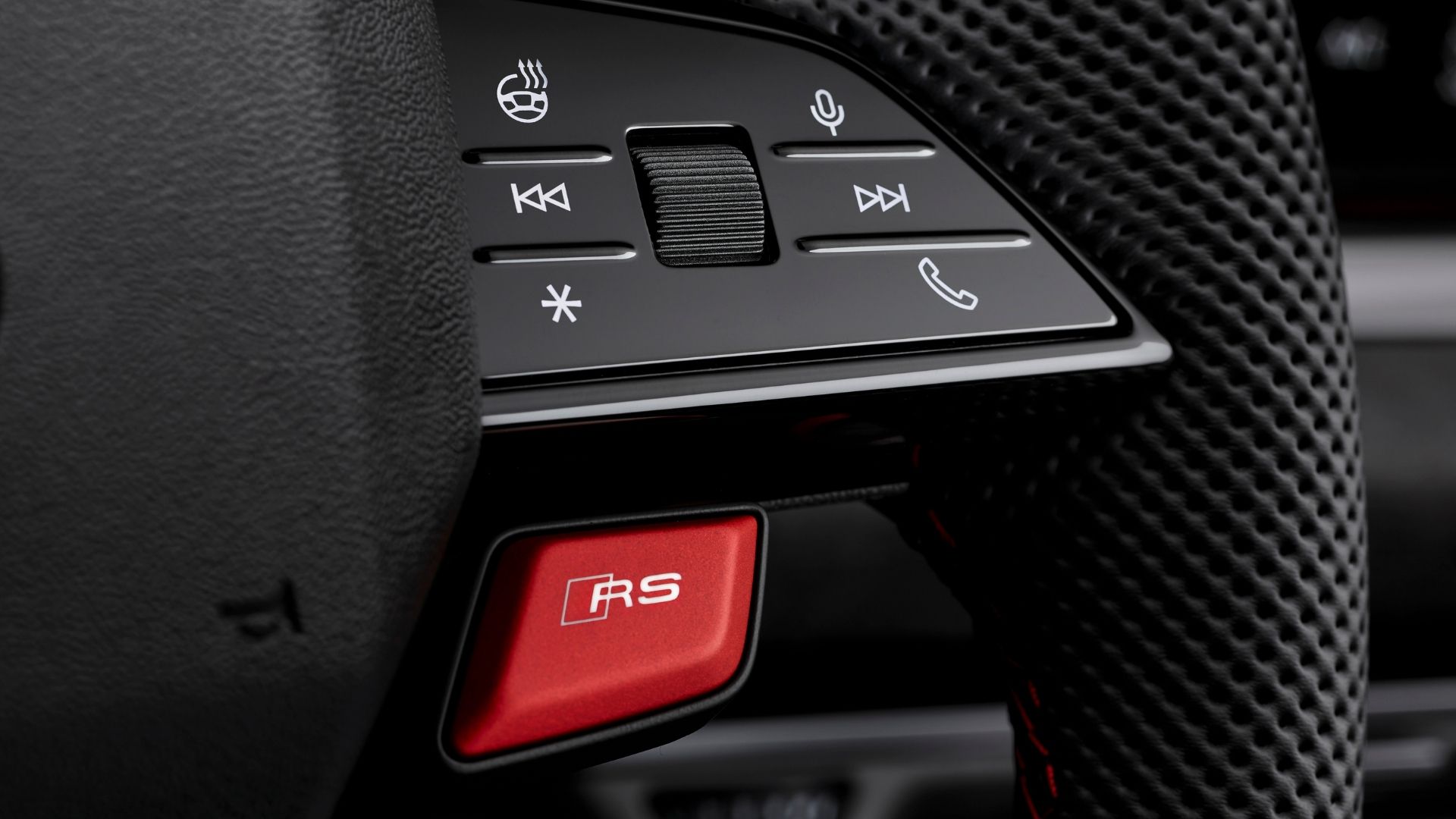 Närbild på ratten i Audi RS 5 med röd RS-knapp och reglage