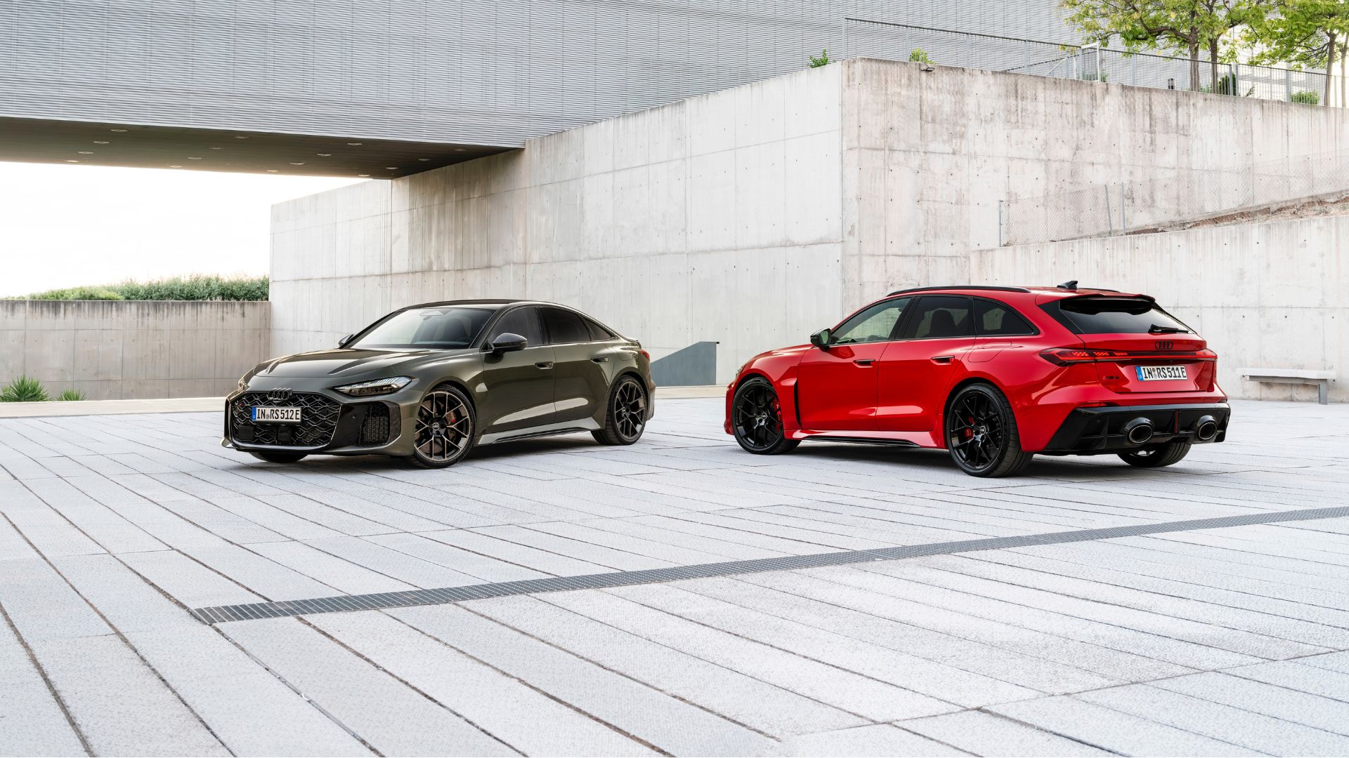 Nya Audi RS 5 sedan och RS 5 Avant sida vid sida på öppen plats