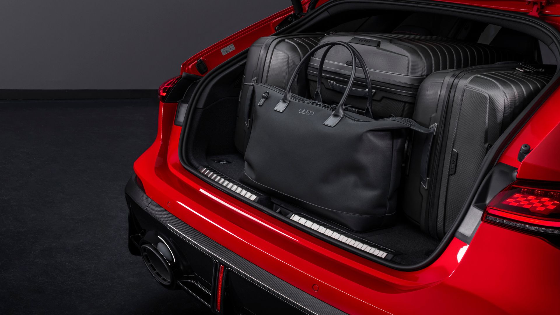 Bagageutrymmet i Audi RS 5 Avant med packning och resväskor