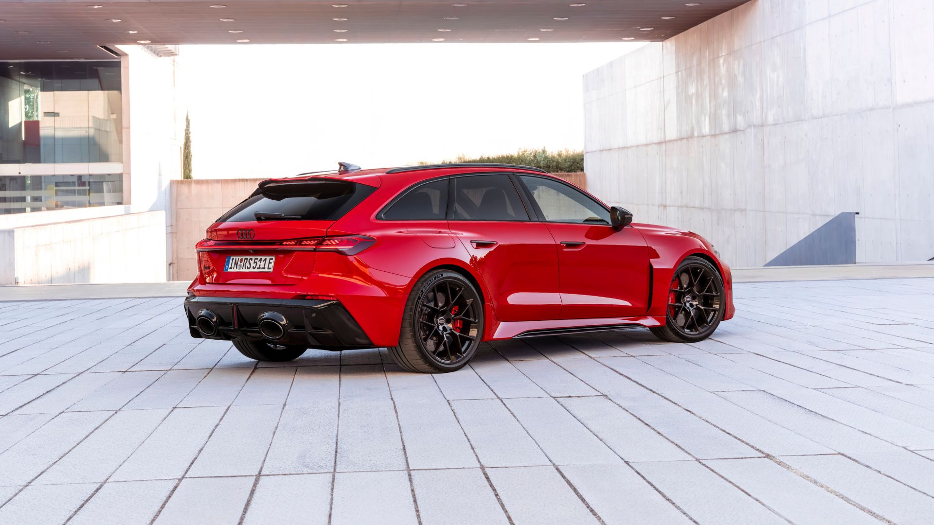 Nya Audi RS 5 Avant i rött, trekvartsvy bakifrån
