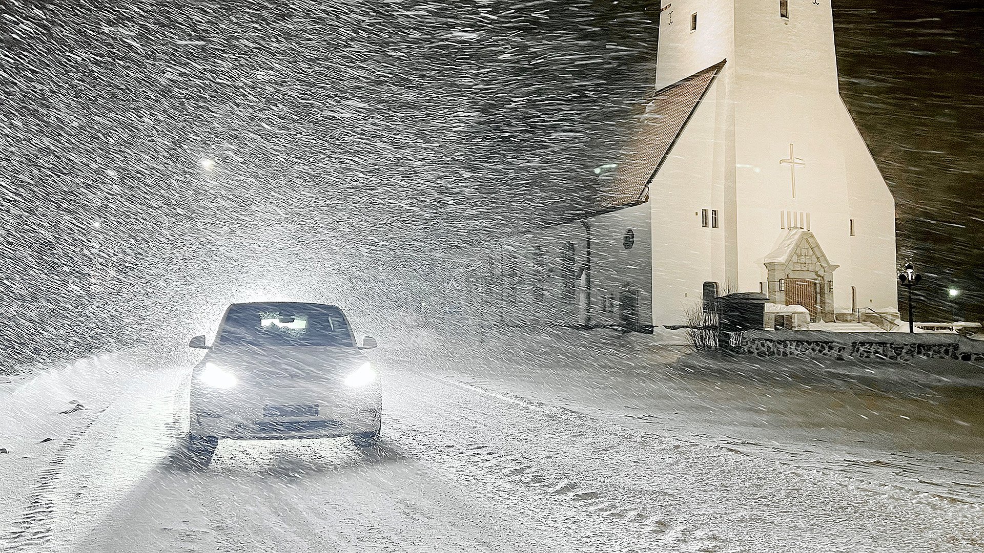 Tesla Model Y i snöstorm