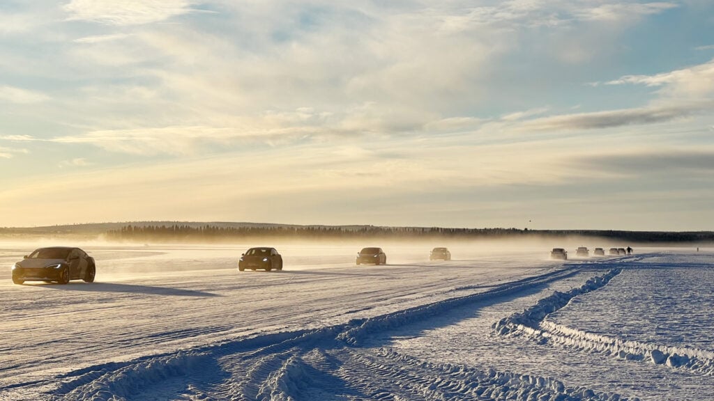 Testbilar som kör på isväg.