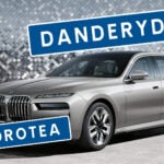 BMW i7 med vägskyltar mot Danderyd och Dorotea.