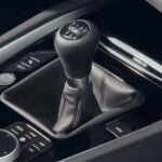 Manuell sexväxlad växelspak med M-emblem i BMW Z4