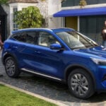 BYD Atto 3 Evo med två personer vid bilen.