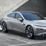 Xpeng P7 vid laddare